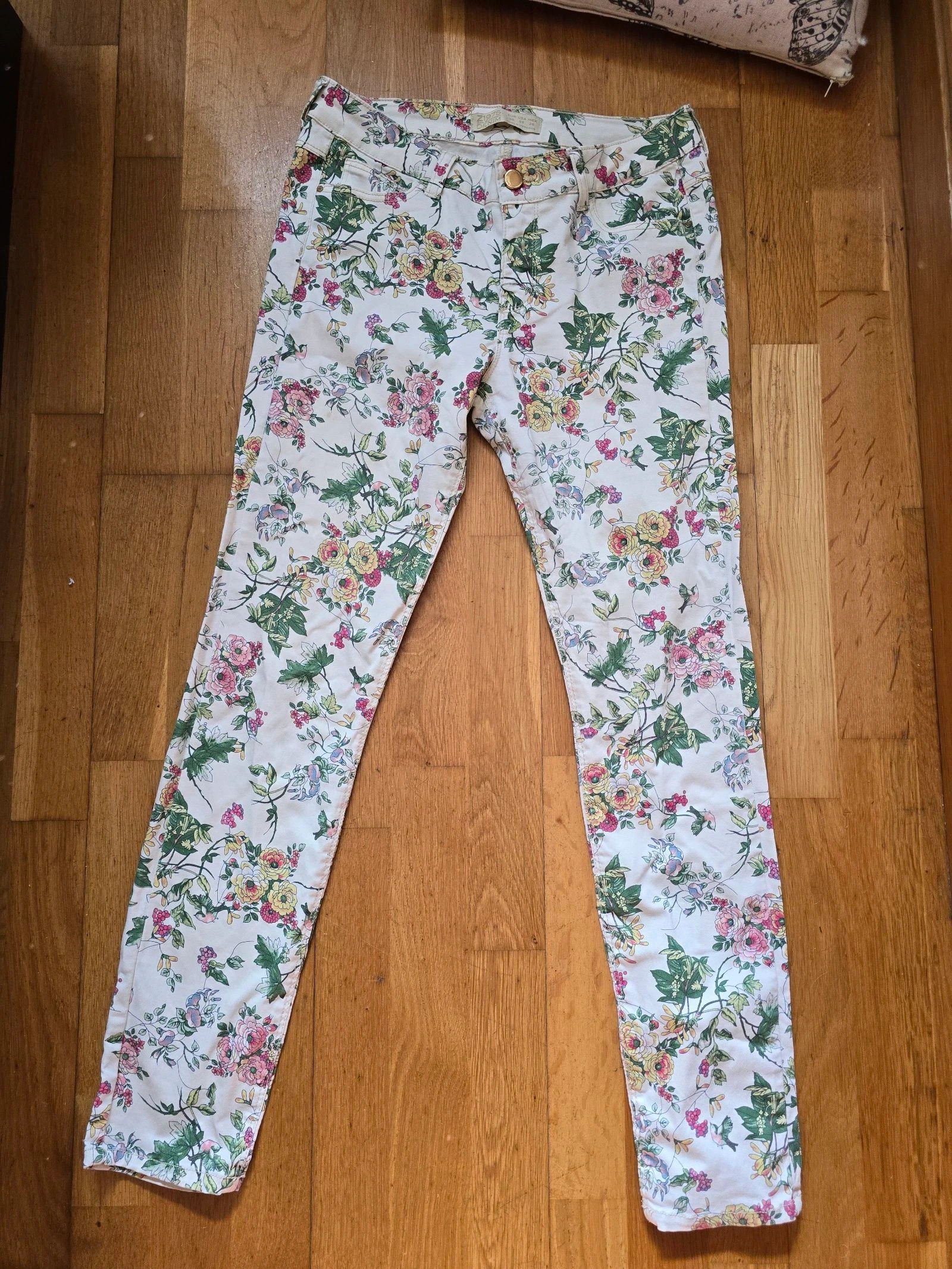 Pantalones denin floral de Zara-talla M